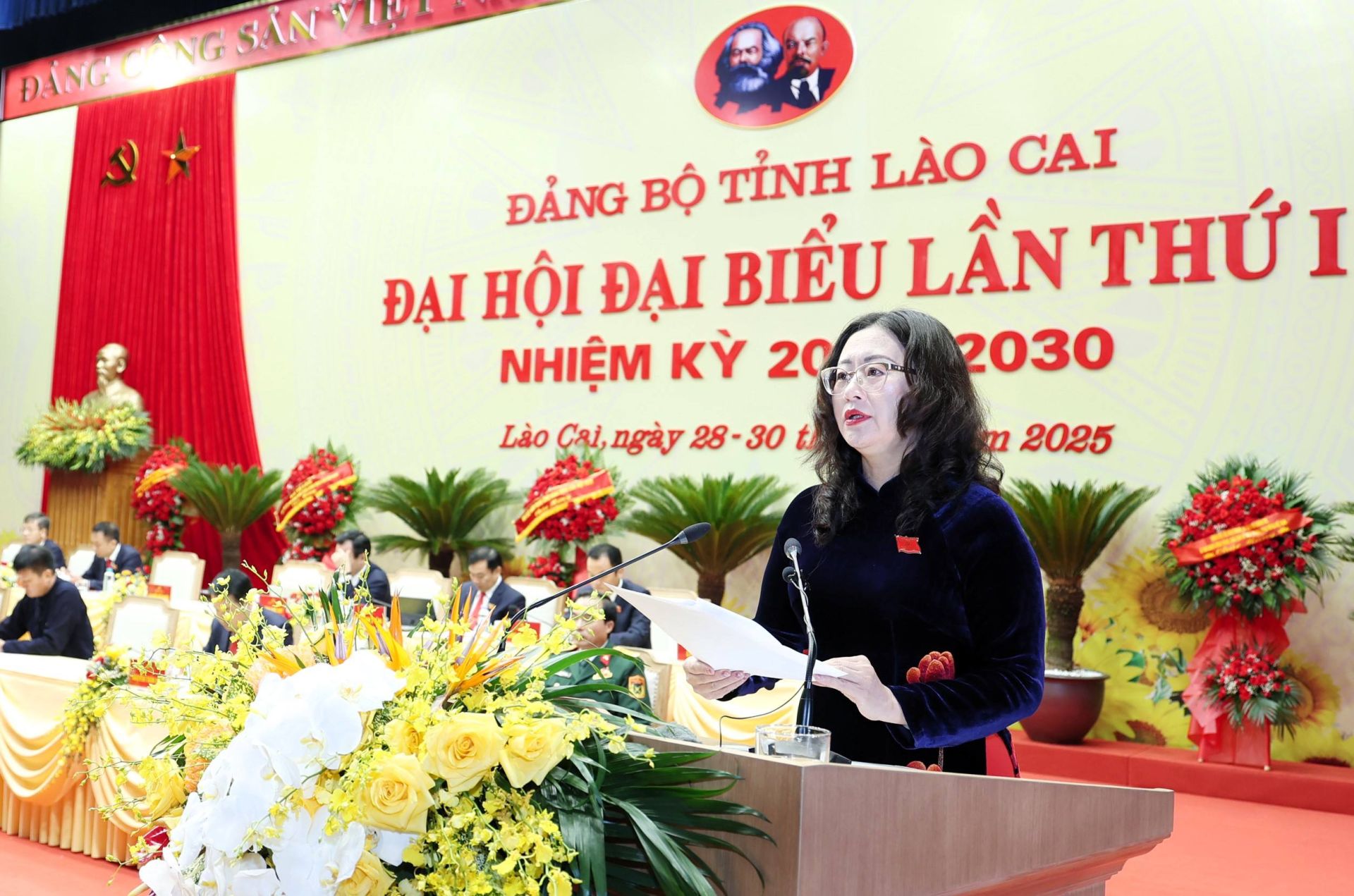 Đồng ch&iacute; Gi&agrave;ng Thị Dung - Ph&oacute; B&iacute; thư Tỉnh ủy, Chủ tịch Ủy ban MTTQ Việt Nam tỉnh thay mặt Đo&agrave;n Chủ tịch tr&igrave;nh b&agrave;y B&aacute;o c&aacute;o tổng hợp c&aacute;c &yacute; kiến của Đảng bộ tỉnh L&agrave;o Cai v&agrave;o c&aacute;c dự thảo văn kiện Đại hội đại biểu to&agrave;n quốc lần thứ XIV của Đảng