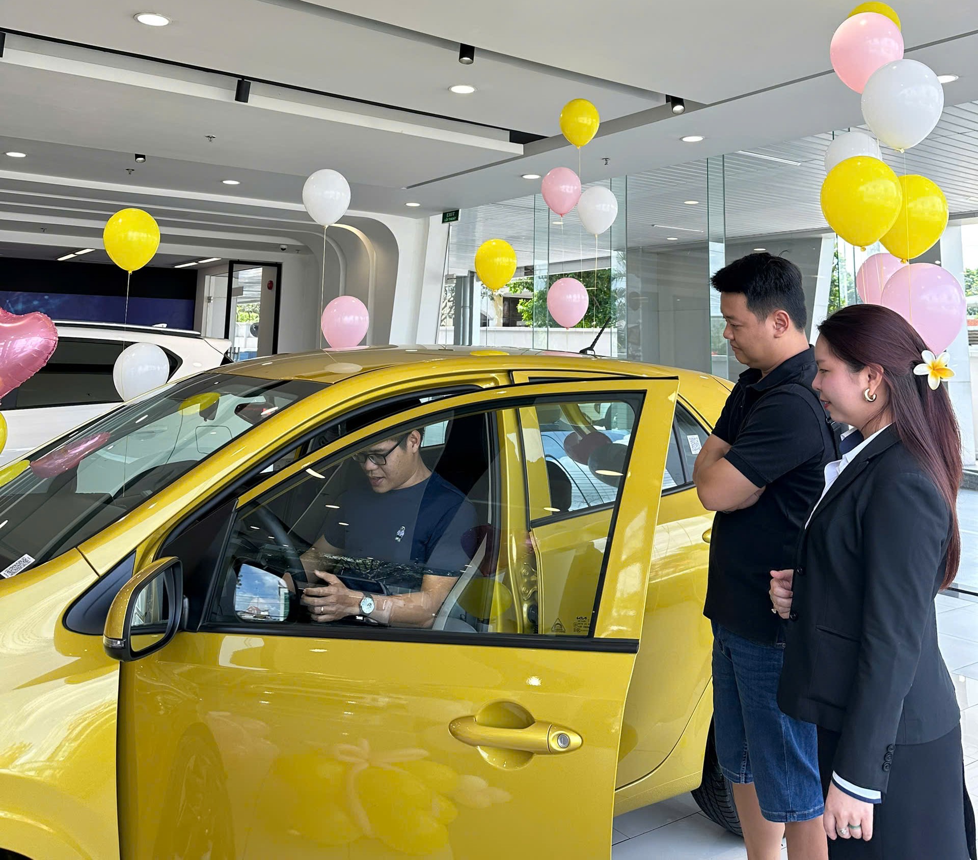 Khách hàng trải nghiệm trực tiếp dòng xe Kia New Morning thế hệ mới