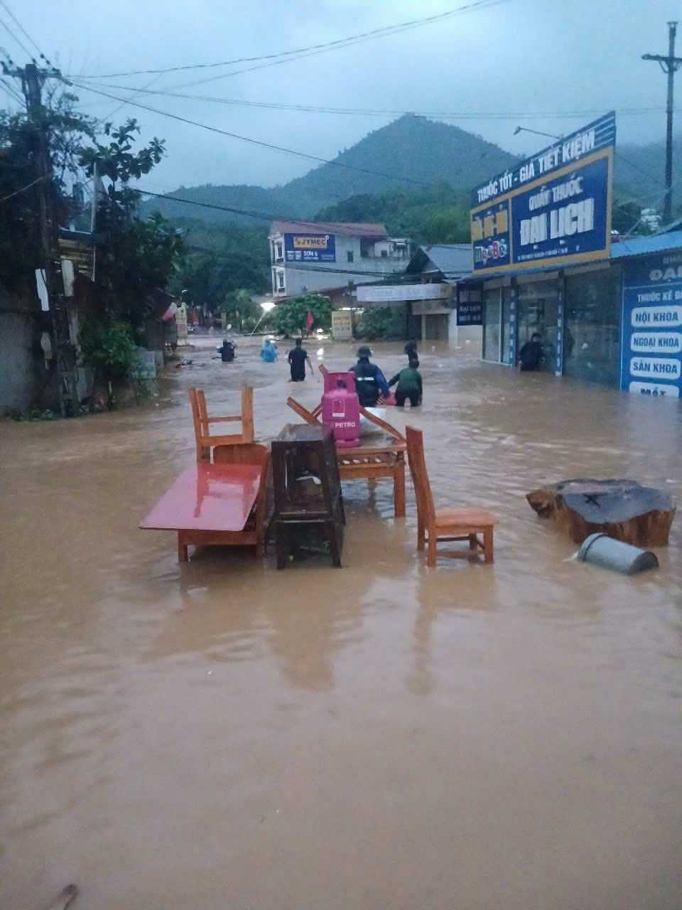 Do ảnh hưởng của bão số 10 khu vực ngã ba xã Đại Lịnh cũ, nay là xã Chấn Thịnh xảy ra tỉnh trạng ngập úng