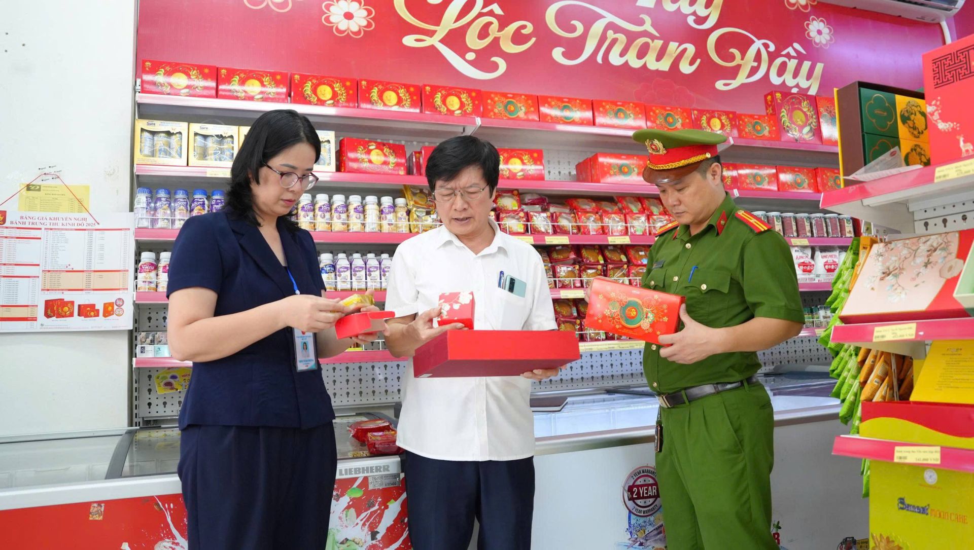 Kiểm tra hàng hóa bày bán tại các trung tâm mua sắm Kiểm tra hàng hóa bày bán tại các trung tâm mua sắm