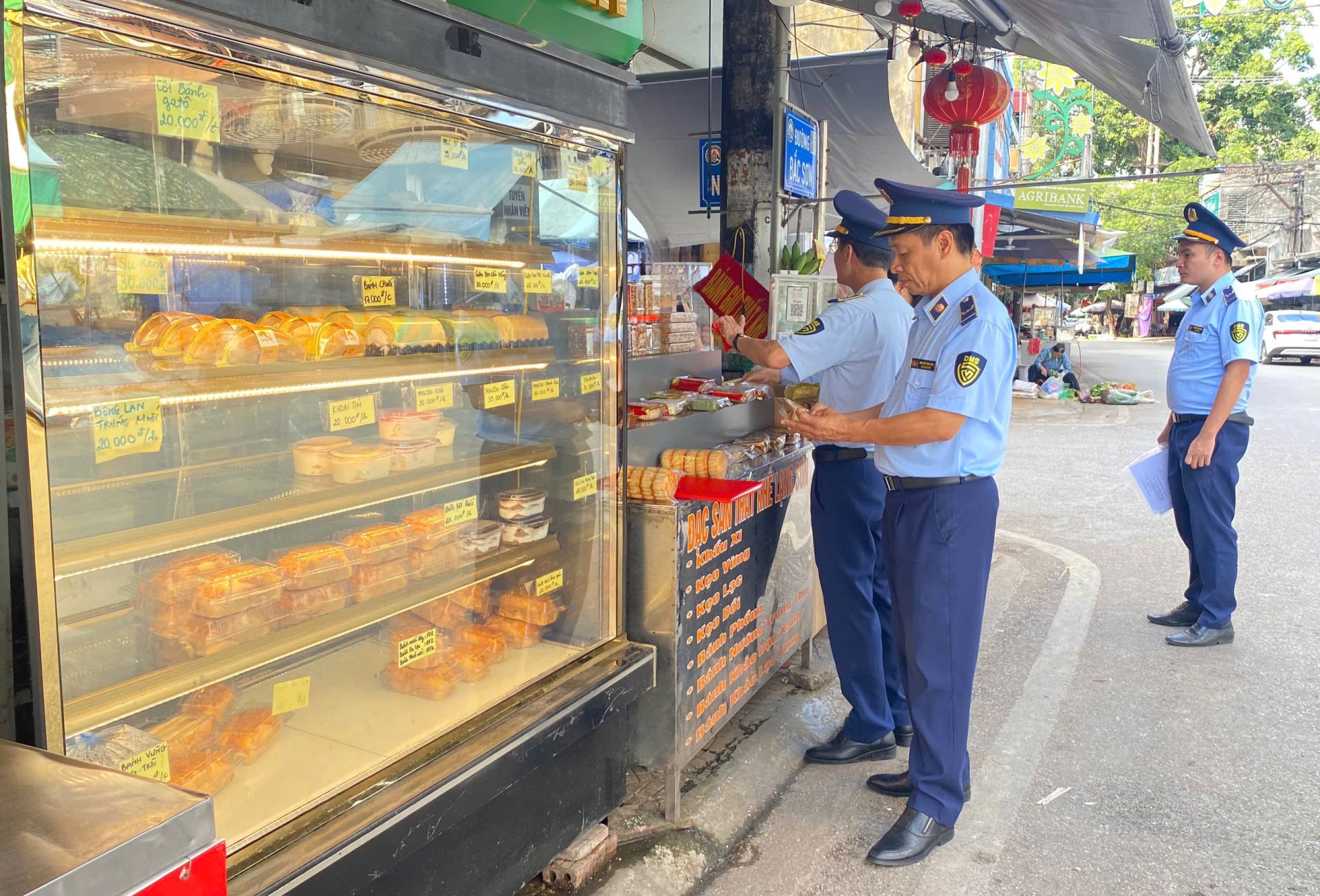 Lực lượng QLTT Lạng Sơn tăng cường kiểm tra thị trường bánh Trung thu
