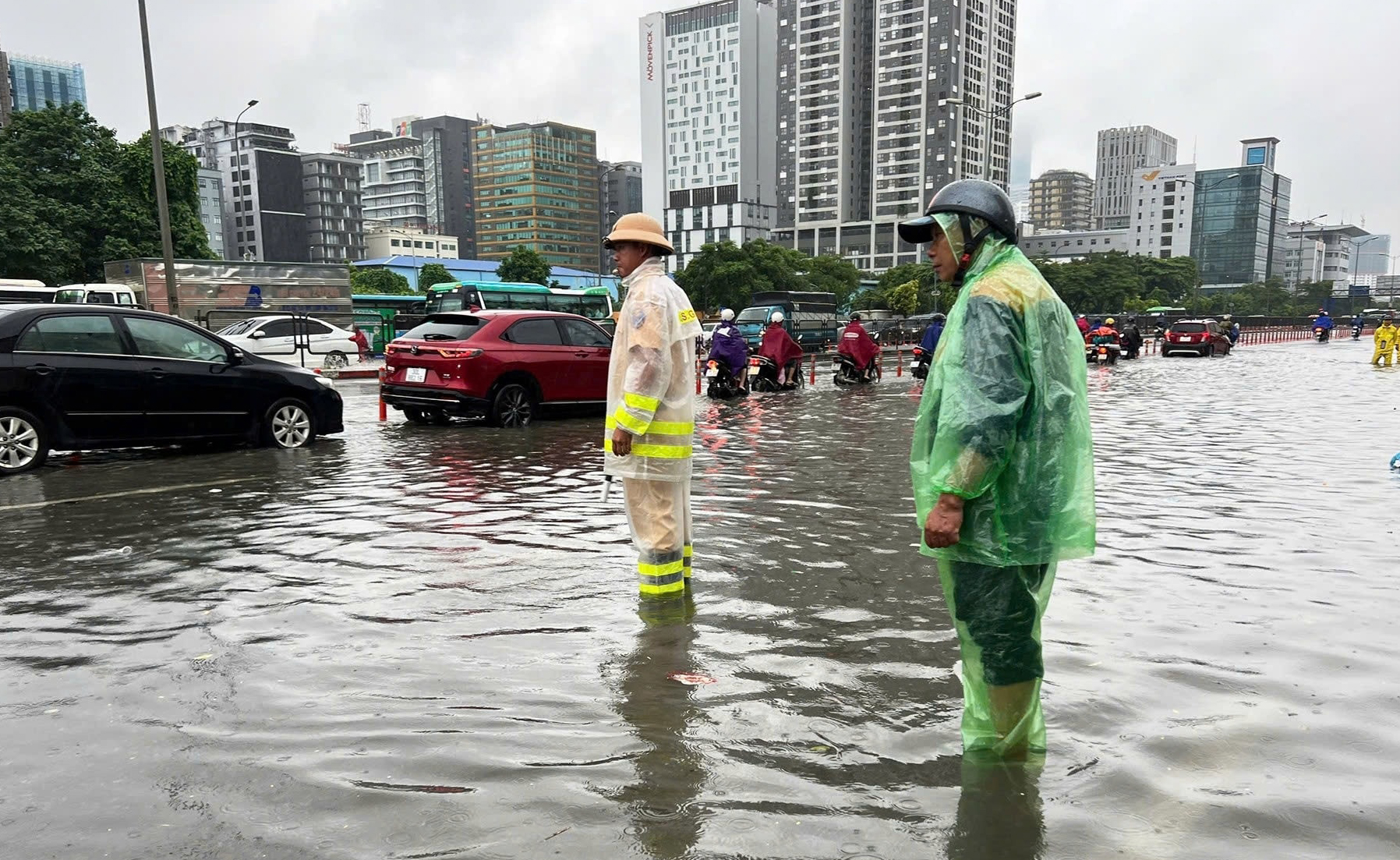 Hà Nội: Người dân cần hết sức thận trọng khi tham gia giao thông trong thời tiết mưa bão
