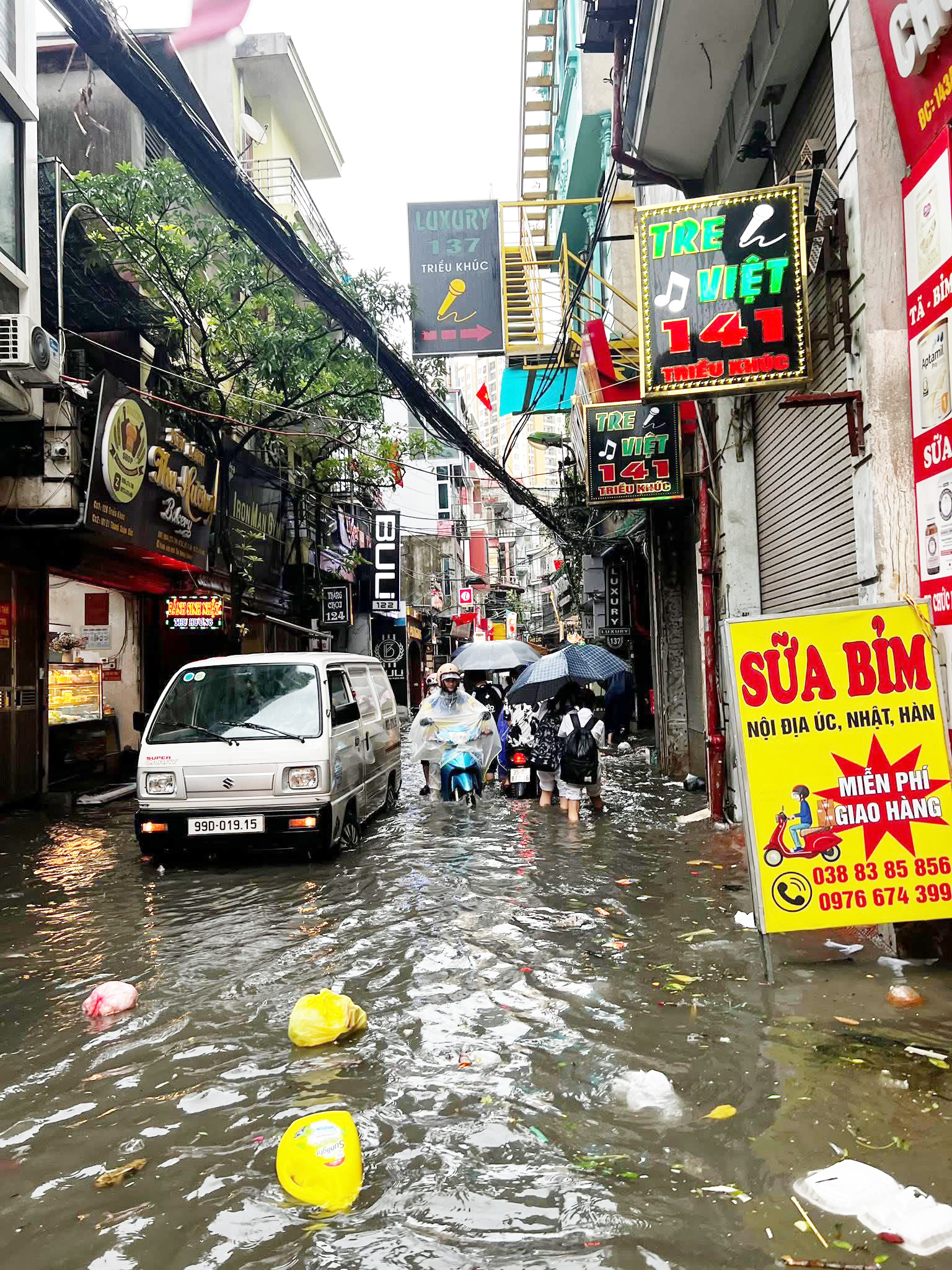 Trước tình hình phức tạp, Công ty TNHH MTV Thoát nước Hà Nội đã triển khai ứng trực tại các điểm trọng yếu, đồng thời vận hành các trạm bơm đầu mối như Yên Sở, Cầu Bươu, Đồng Bông 1, 2, Cổ Nhuế, Đa Sỹ… để hạ mực nước trong hệ thống. Riêng trạm bơm Yên Sở đang vận hành 5/20 tổ máy để tiêu thoát nước, các cửa phai cũng được điều tiết theo đúng quy trình, đảm bảo an toàn vận hành.