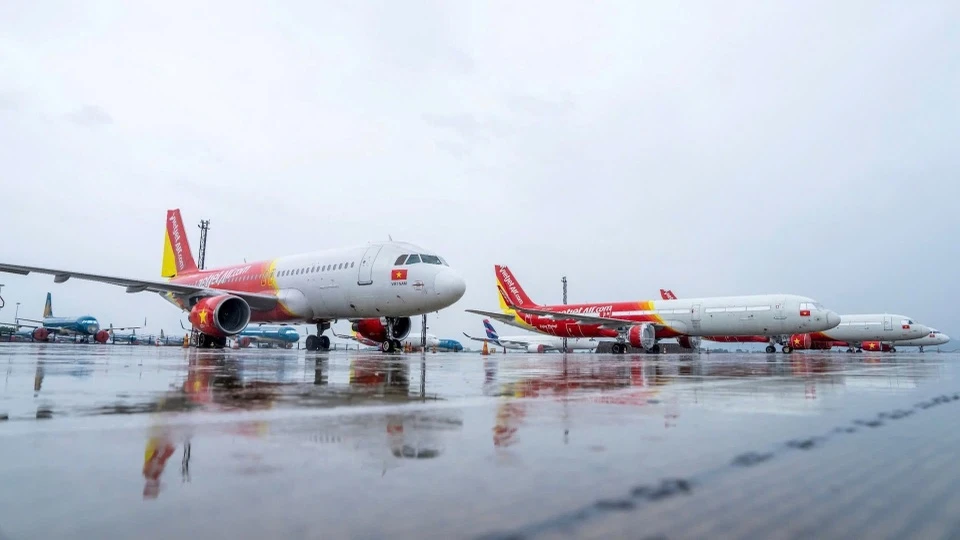 Tránh bão số 10: 316 chuyến bay phải đổi đường bay