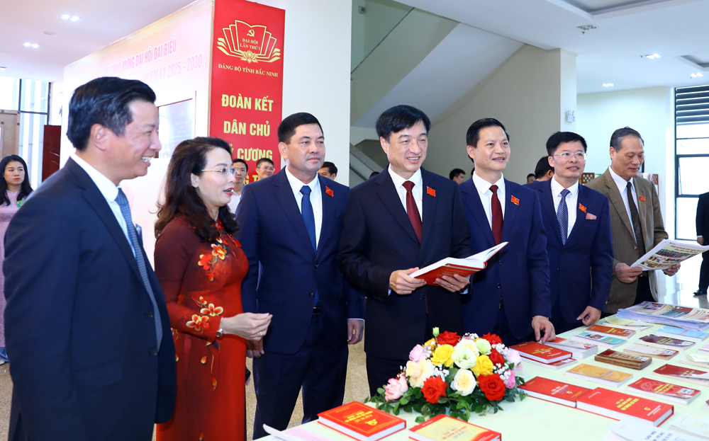 Đồng chí Nguyễn Duy Ngọc và các đại biểu tham quan gian trưng bày tại Đại hội. Đồng chí Nguyễn Duy Ngọc và các đại biểu tham quan gian trưng bày tại Đại hội.