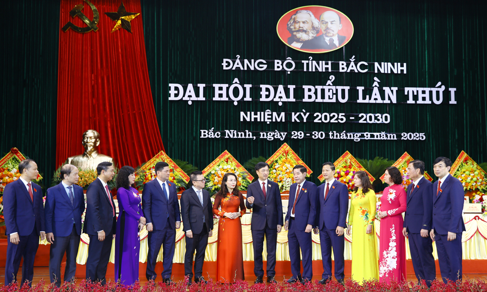 Đồng chí Nguyễn Duy Ngọc trò chuyện cùng các đại biểu dự Đại hội. Đồng chí Nguyễn Duy Ngọc trò chuyện cùng các đại biểu dự Đại hội.