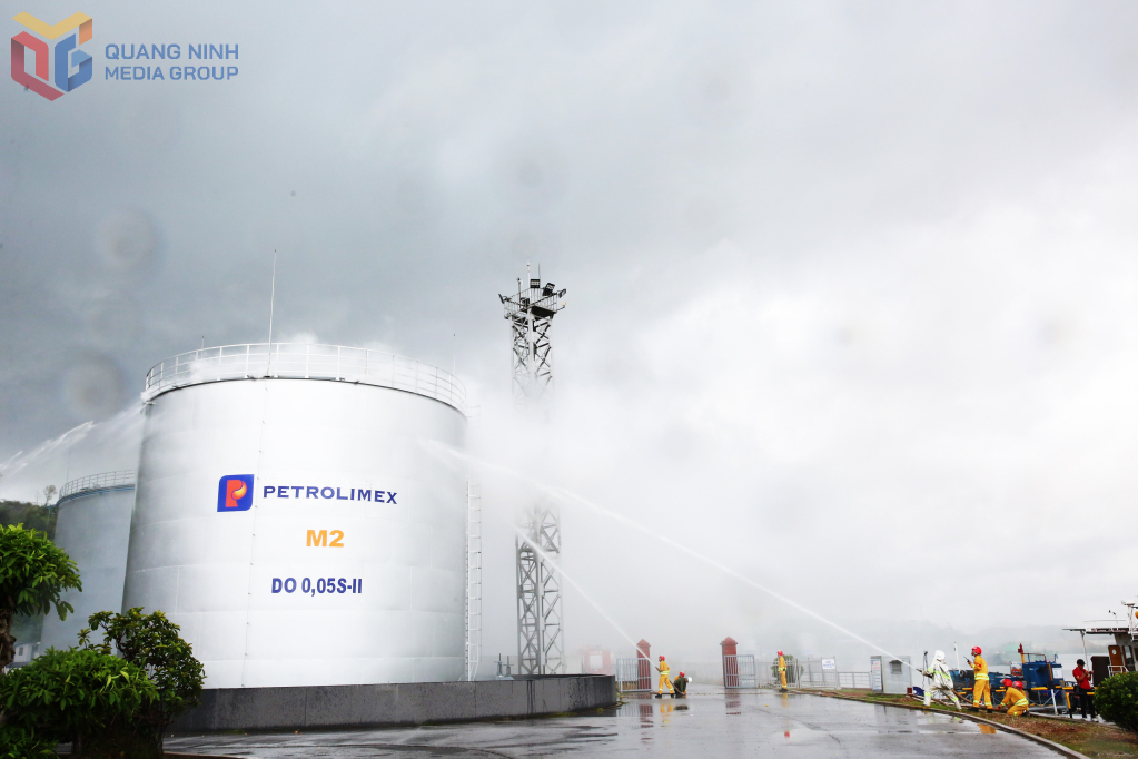 Hình ảnh mô phỏng các lực lượng tham gia chữa cháy tại khu vực bề mặt bể chứa M2 Công ty TNHH MTV Petrolimex Quảng Ninh. Hình ảnh mô phỏng các lực lượng tham gia chữa cháy tại khu vực bề mặt bể chứa M2 Công ty TNHH MTV Petrolimex Quảng Ninh.