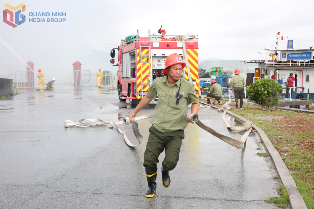 Lực lượng chữa cháy chuyên ngành của Cảng dầu B12 khẩn trương thực hiện các biện pháp PCCC và CNCH khi xảy ra sự cố. Lực lượng chữa cháy chuyên ngành của Cảng dầu B12 khẩn trương thực hiện các biện pháp PCCC và CNCH khi xảy ra sự cố.