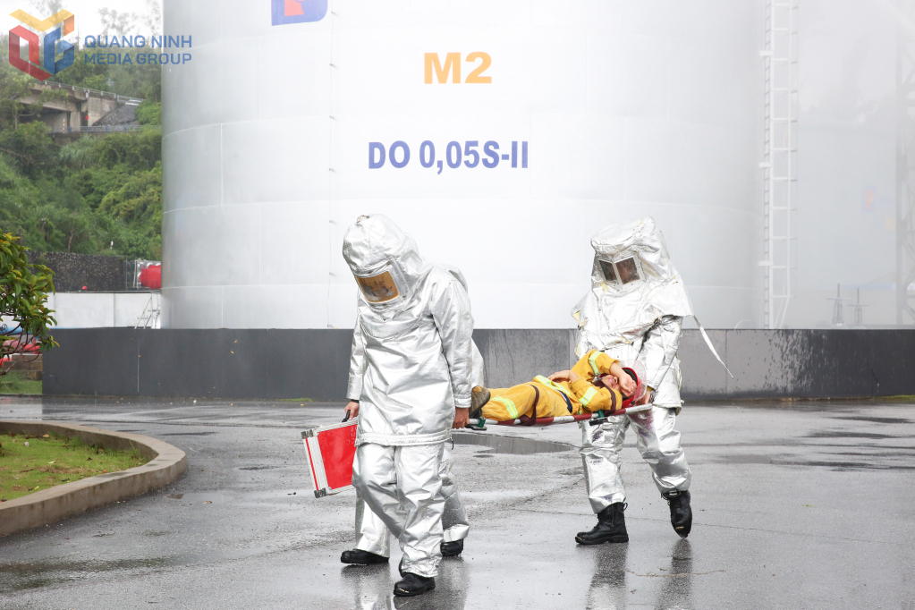 Kịp thời đưa lực lượng chữa cháy chuyên ngành của Cảng dầu B12 tham gia cứu hộ bị thương ra ngoài khu vực nguy hiểm. Kịp thời đưa lực lượng chữa cháy chuyên ngành của Cảng dầu B12 tham gia cứu hộ bị thương ra ngoài khu vực nguy hiểm.