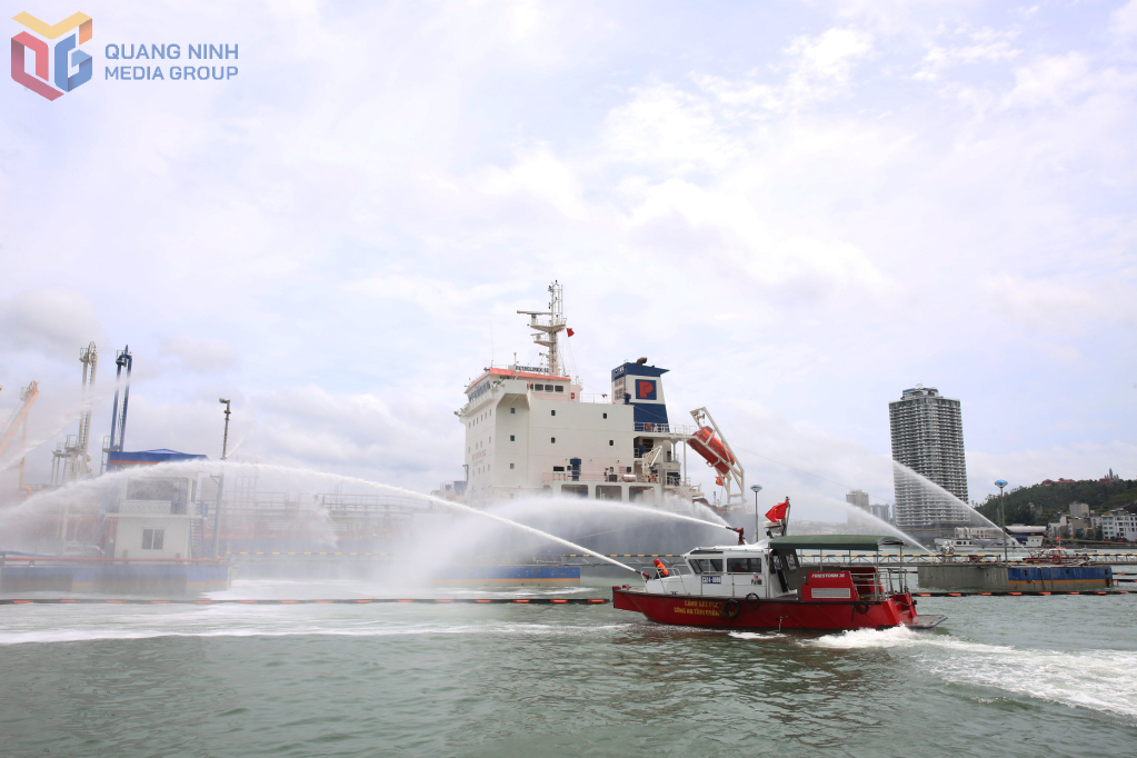 Các lực lượng huy động phương tiện thực hiện chữa cháy tại khu vực cầu cảng và tại tàu đang bơm xăng qua đường ống công nghệ vào bể chứa của Xí nghiệp Kho vận xăng dầu K130. Các lực lượng huy động phương tiện thực hiện chữa cháy tại khu vực cầu cảng và tại tàu đang bơm xăng qua đường ống công nghệ vào bể chứa của Xí nghiệp Kho vận xăng dầu K130.