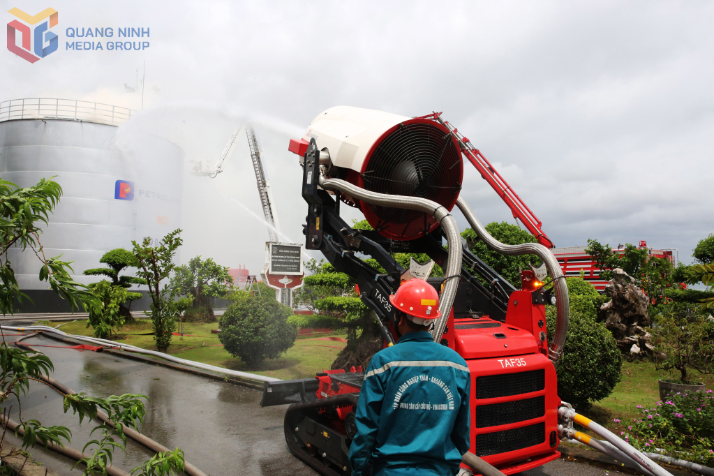 Robot chữa cháy được huy động để chữa cháy. Robot chữa cháy được huy động để chữa cháy.