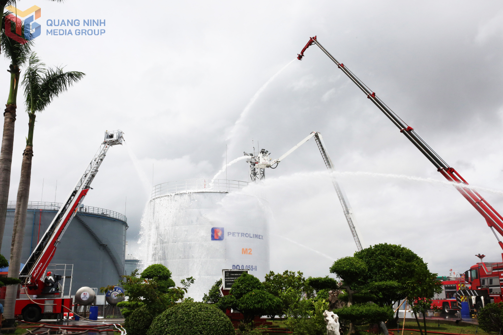 Diễn tập PCCC, CNCH và ứng phó sự cố tràn dầu tại Công ty TNHH MTV Petrolimex Quảng Ninh
