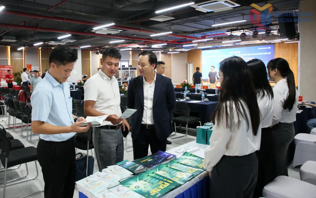 Các đại biểu là doanh nghiệp FDI trên địa bàn tỉnh tham khảo, tìm hiểu về các giải pháp công nghệ, chuyển đổi số được các đơn vị giới thiệu tại hội nghị.