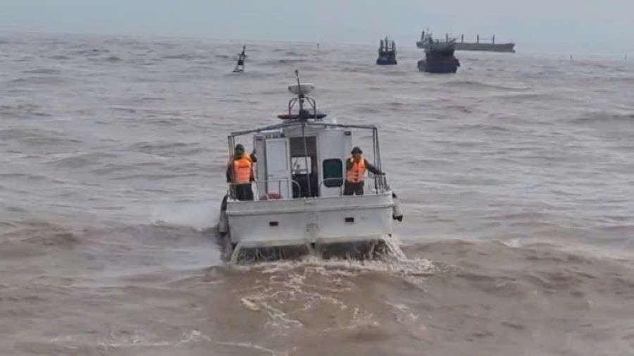 Lực lượng chức năng đang khẩn trương tìm kiếm các thuyền viên mất tích.