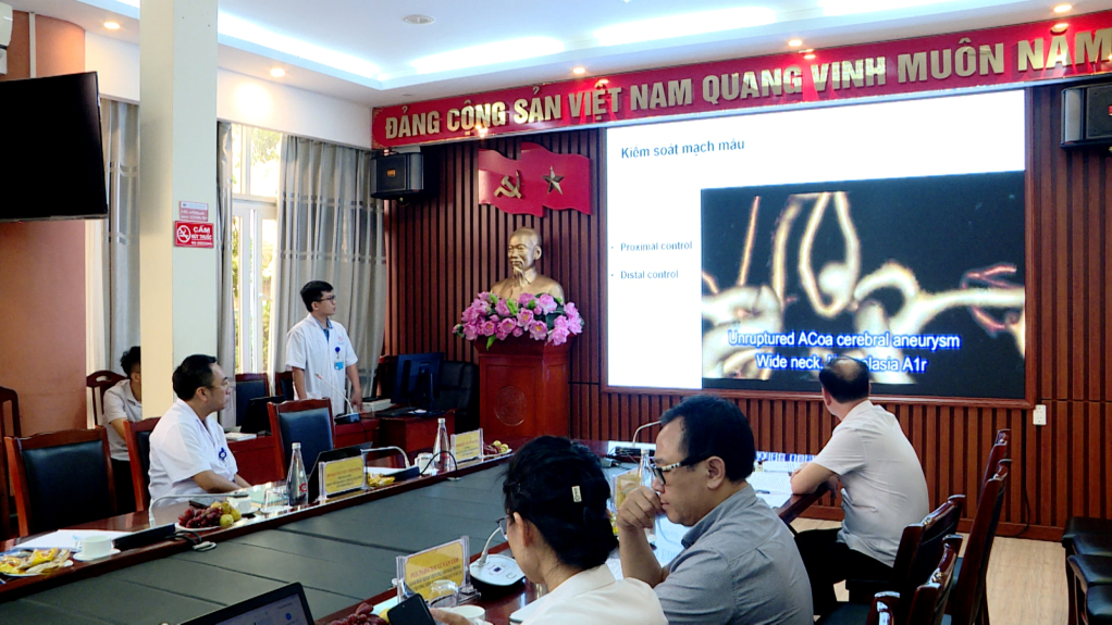 Nhóm tác giả báo cáo kỹ thuật điều trị vi phẫu túi phình động mạch não tại Bệnh viện Đa khoa tỉnh.