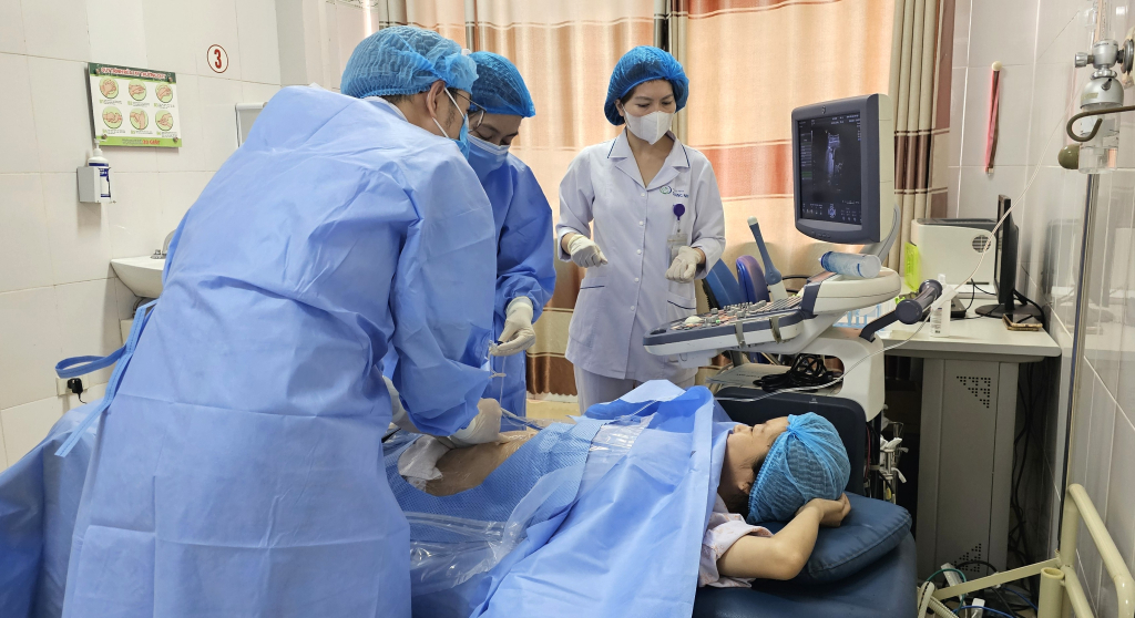 Bệnh nhân đang được áp dụng kỹ thuật truyền ối trong điều trị thiểu ối tại Bệnh viện Sản Nhi Quảng Ninh.