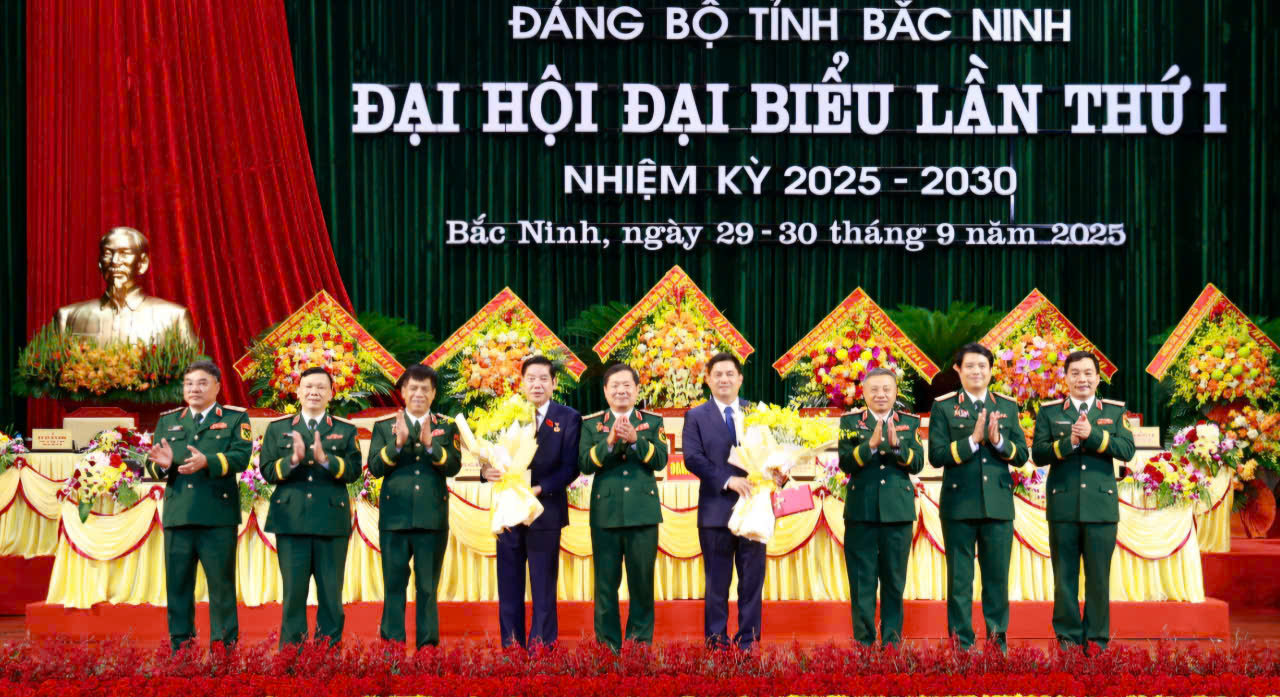 Lãnh đạo Bộ Quốc phòng tặng hoa chúc mừng đồng chí Nguyễn Hồng Thái và đồng chí Nguyễn Văn Gấu.