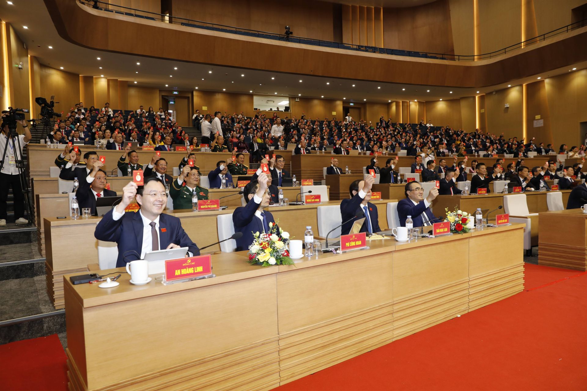 Biểu quyết th&ocirc;ng qua Nghị quyết Đại hội