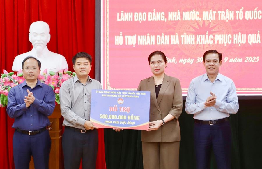 Phó Chủ tịch Ủy ban Mặt trận Tổ quốc Việt Nam, Hà Thị Nga trao quà hỗ trợ cho người dân Hà Tĩnh khắc phục hậu quả bão số 10.