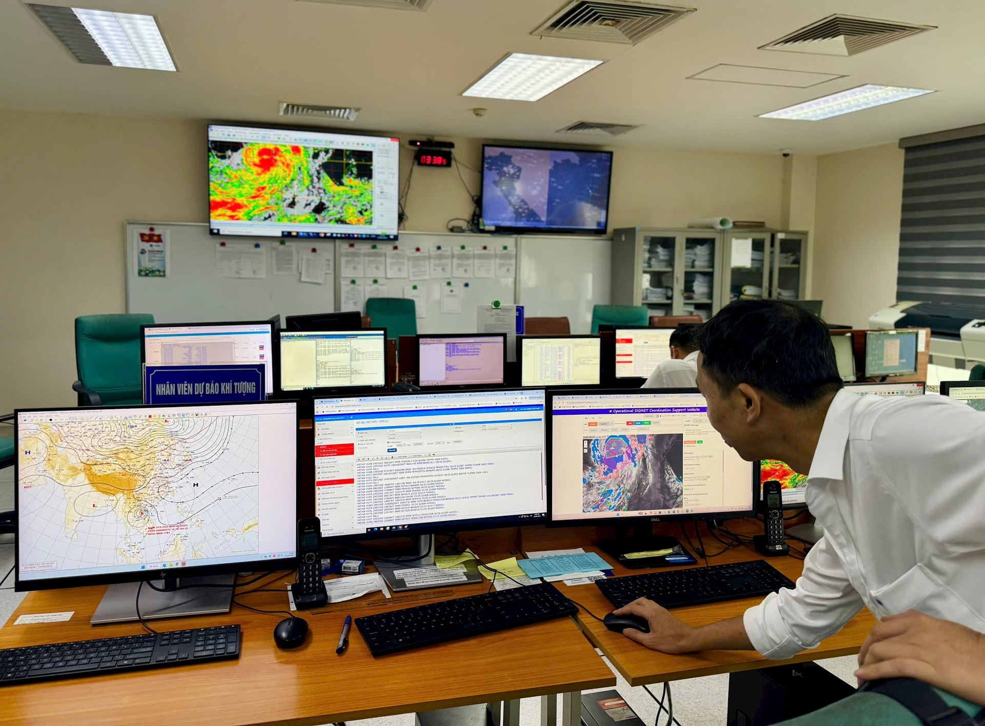 Diễn biến bão số 10 được Trung tâm Cảnh báo thời tiết theo dõi và cập nhật liên tục. (Ảnh: VATM) Diễn biến bão số 10 được Trung tâm Cảnh báo thời tiết theo dõi và cập nhật liên tục. (Ảnh: VATM)