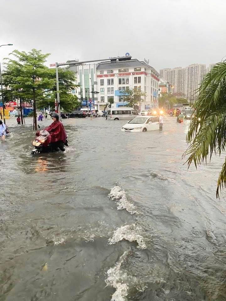 Sở Xây dựng Hà Nội xin lỗi người dân sau trận ngập lịch sử ngày 30/9