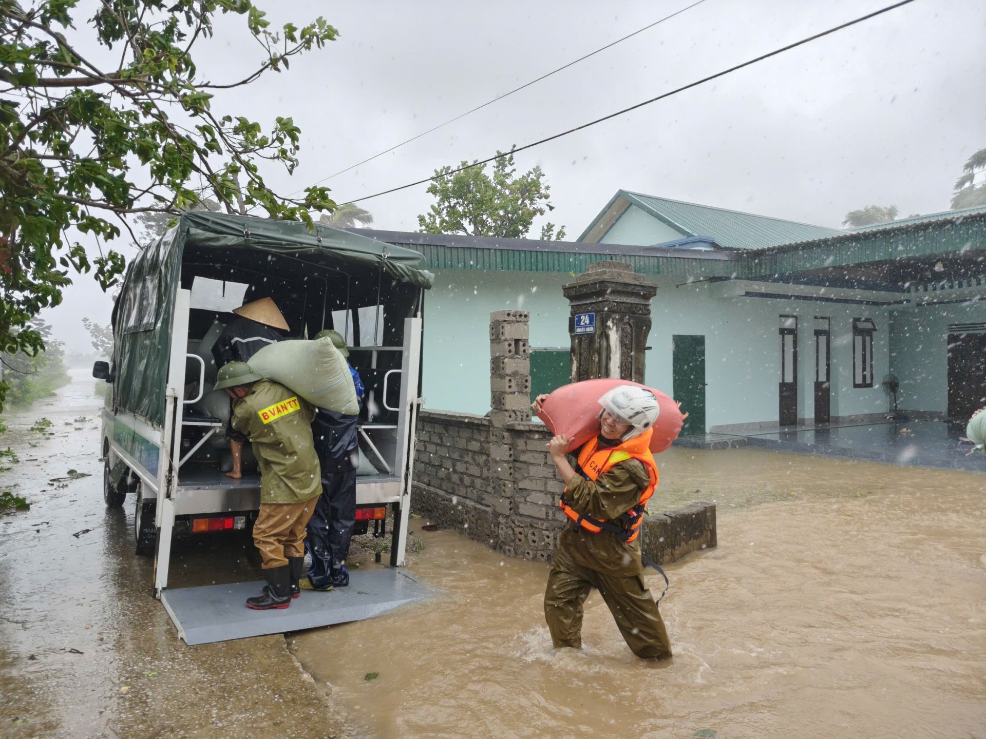 Lực lượng Công an tỉnh Thanh Hóa giúp nhân dân sơ tán người và tài sản ra khỏi khu vực ngập lụt