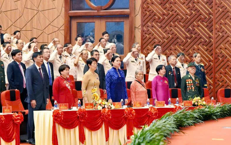 Các đại biểu thực hiện nghi thức Chào cờ