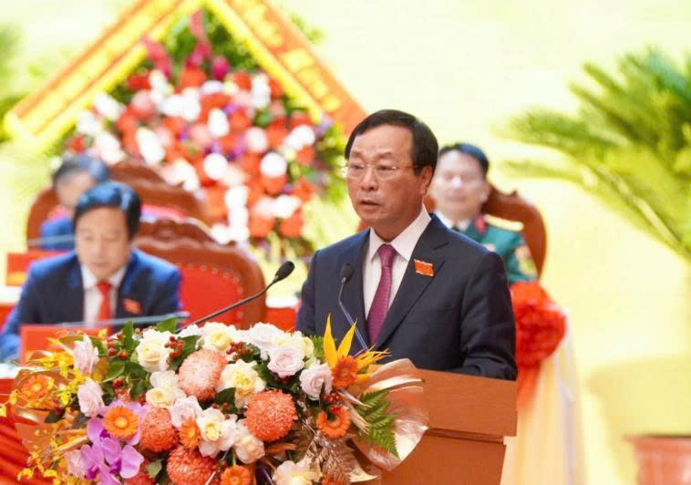 Đồng chí Bùi Văn Quang - Chủ tịch HĐND tỉnh phát biểu bế mạc tại Đại hội