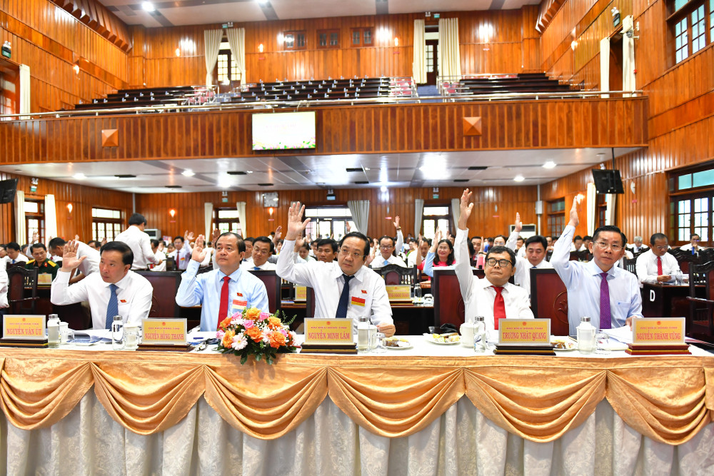 Đại biểu biểu quyết thông qua Nghị quyết tại kỳ họp