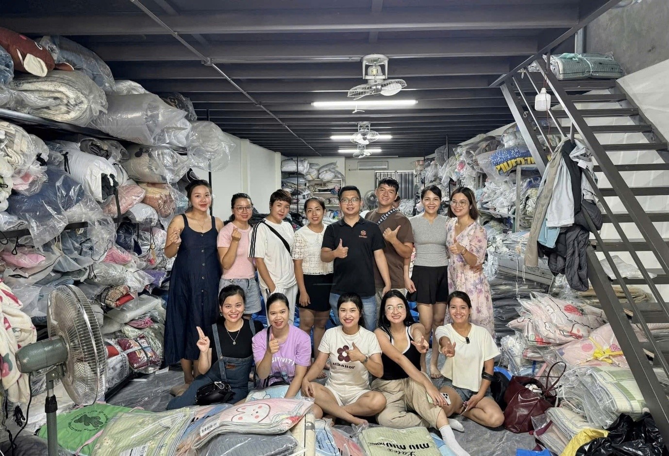 Nhân viên Sonnet Group cùng nhau chuẩn bị nhu yếu phẩm, đóng gói quà cứu trợ gửi đến người dân vùng lũ sau cơn bão năm 2024