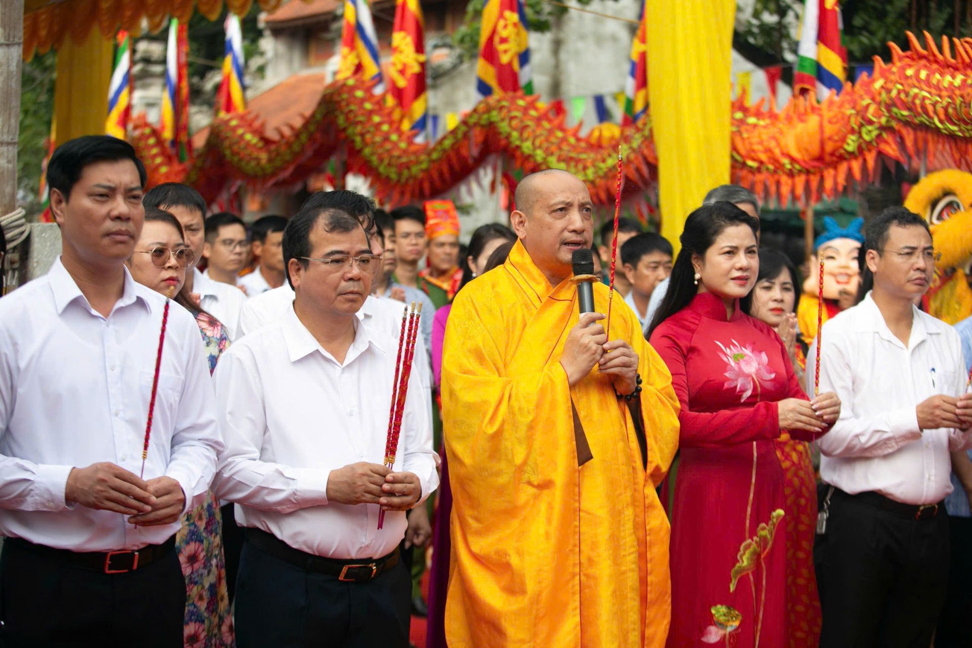 Đồng chí Phó Chủ tịch UBND thành phố Nguyễn Minh Hùng cùng lãnh đạo Sở Văn hóa, Thể thao và Du lịch, phường Trần Hưng Đạo thực hiện nghi lễ dâng hương cáo yết mở hội.