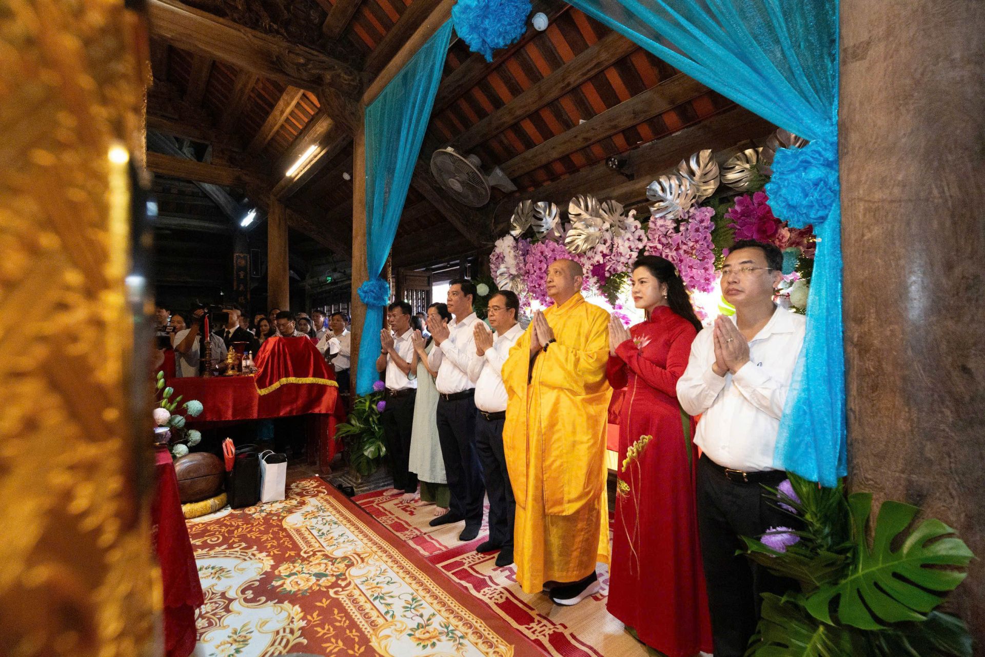 Các đại biểu làm lễ tại nội tự Đền Kiếp Bạc.