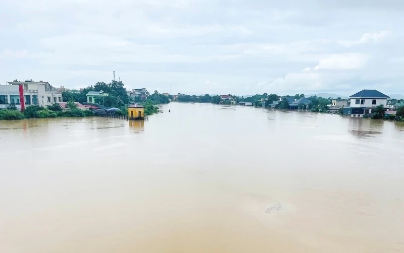 Mực nước sông Bưởi dâng cao sáng 1/10/2025.