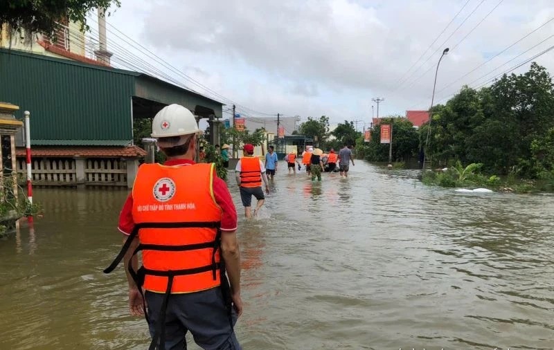 Hội Chữ thập đỏ tỉnh Thanh Hóa cứu trợ các địa phương bị ảnh hưởng nặng do ngập lụt