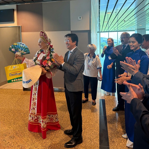 Ông Nguyễn Long Biên- Ủy viên Ban Thường vụ Tỉnh ủy, Phó Chủ tịch Thường trực UBND tỉnh tham dự đón chuyến bay RA73850 của Hãng hàng không quốc tế Nordwind , tặng hoa và quà cho khách đi trên chuyến bay