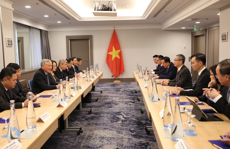 Phó Thủ tướng Thường trực Chính phủ Nguyễn Hòa Bình làm việc với ông King Au, Giám đốc điều hành Hội đồng Phát triển Dịch vụ tài chính Hong Kong (Trung Quốc) - Ảnh: VGP/Nguyễn Hoàng