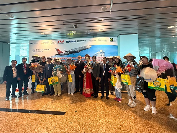 Các vị lãnh đạo tỉnh và các ngành chụp ảnh lưu niệm với hành khách đi trên chuyến bay