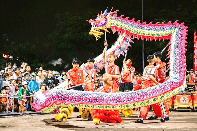 Thưởng thức các màn múa lân sôi động, đặc sắc dịp Trung thu ở Hội An. Thưởng thức các màn múa lân sôi động, đặc sắc dịp Trung thu ở Hội An.