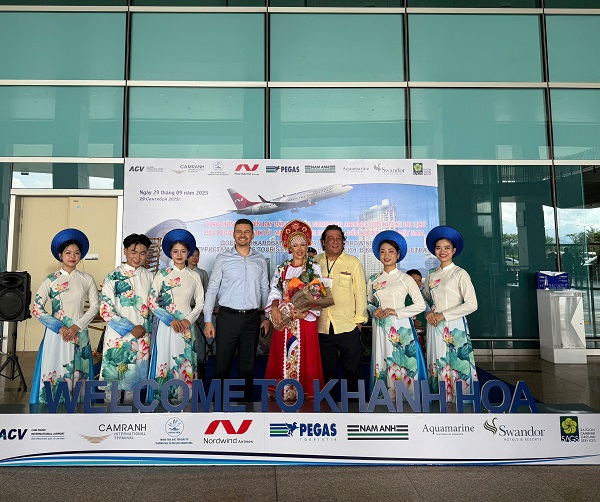 Đại diện Hãng hàng không quốc tế Nordwind và Chuyến bay RA73850 chụp ảnh lưu niệm