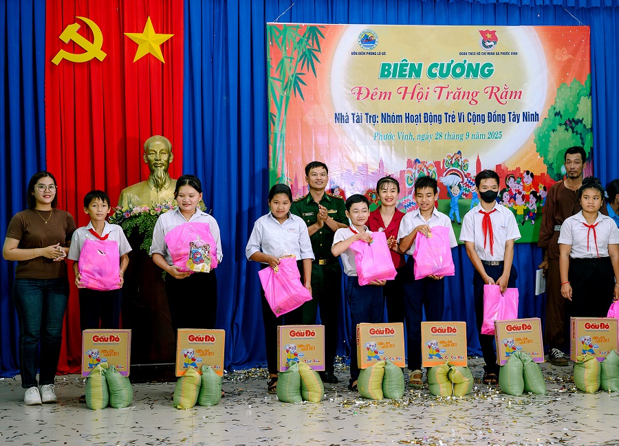 20 phần quà trao cho các em học sinh có hoàn cảnh khó khăn tại Chương trình “Biên cương đêm hội trăng rằm” 20 phần quà trao cho các em học sinh có hoàn cảnh khó khăn tại Chương trình “Biên cương đêm hội trăng rằm”
