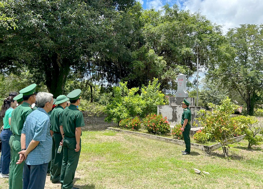 Đồn Biên phòng Lò Gò tổ chức giới thiệu về đường biên, cột mốc và nhiệm vụ quản lý, bảo vệ biên giới đồn phụ trách Đồn Biên phòng Lò Gò tổ chức giới thiệu về đường biên, cột mốc và nhiệm vụ quản lý, bảo vệ biên giới đồn phụ trách