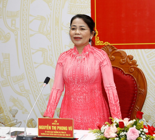 Bà Nguyễn Thị Phong Vũ trả lời câu hỏi của các nhà báo. Ảnh: VH Bà Nguyễn Thị Phong Vũ trả lời câu hỏi của các nhà báo. Ảnh: VH