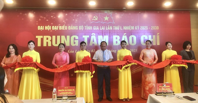 Đại biểu lãnh đạo, quan khách thực hiện nghi thức cắt băng Khai trương Trung tâm Báo chí phục vụ Đại hội. Ảnh: Viết Hiền Đại biểu lãnh đạo, quan khách thực hiện nghi thức cắt băng Khai trương Trung tâm Báo chí phục vụ Đại hội. Ảnh: Viết Hiền