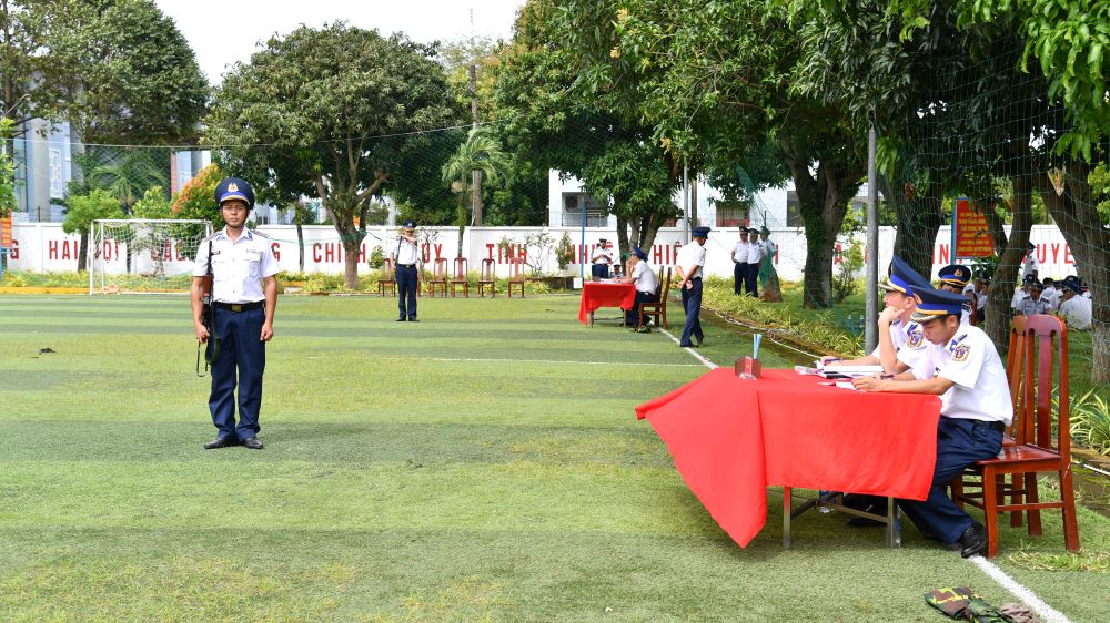 Các thí sinh tham gia thi nội dung Điều lệnh đội ngũ có súng.