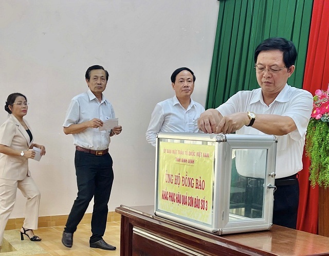 Lãnh đạo tỉnh thực hiện quyên góp ủng hộ đồng bào vùng lũ phía Bắc. Ảnh: VH