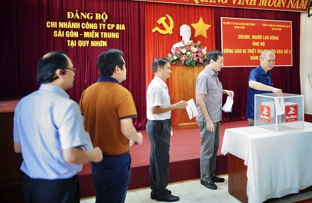 Công ty CP Bia Sâì Gòn – Miền Trung – Chi nhánh Quy Nhơn luôn tích cực tham gia các hoạt động thiện nguyện, an sinh xã hội. Trong ảnh: Cán bộ, nhân viên Công ty quên góp ủng hộ đồng bào vùng lũ phía Bắc. Ảnh: Bảo Hạnh.