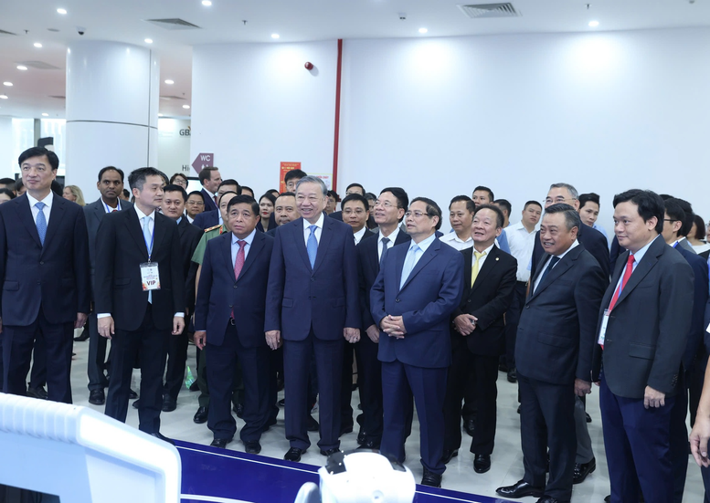 Tổng Bí thư Tô Lâm, Thủ tướng Phạm Minh Chính và các đại biểu tham quan Triển lãm Đổi mới sáng tạo - Ảnh: VGP
