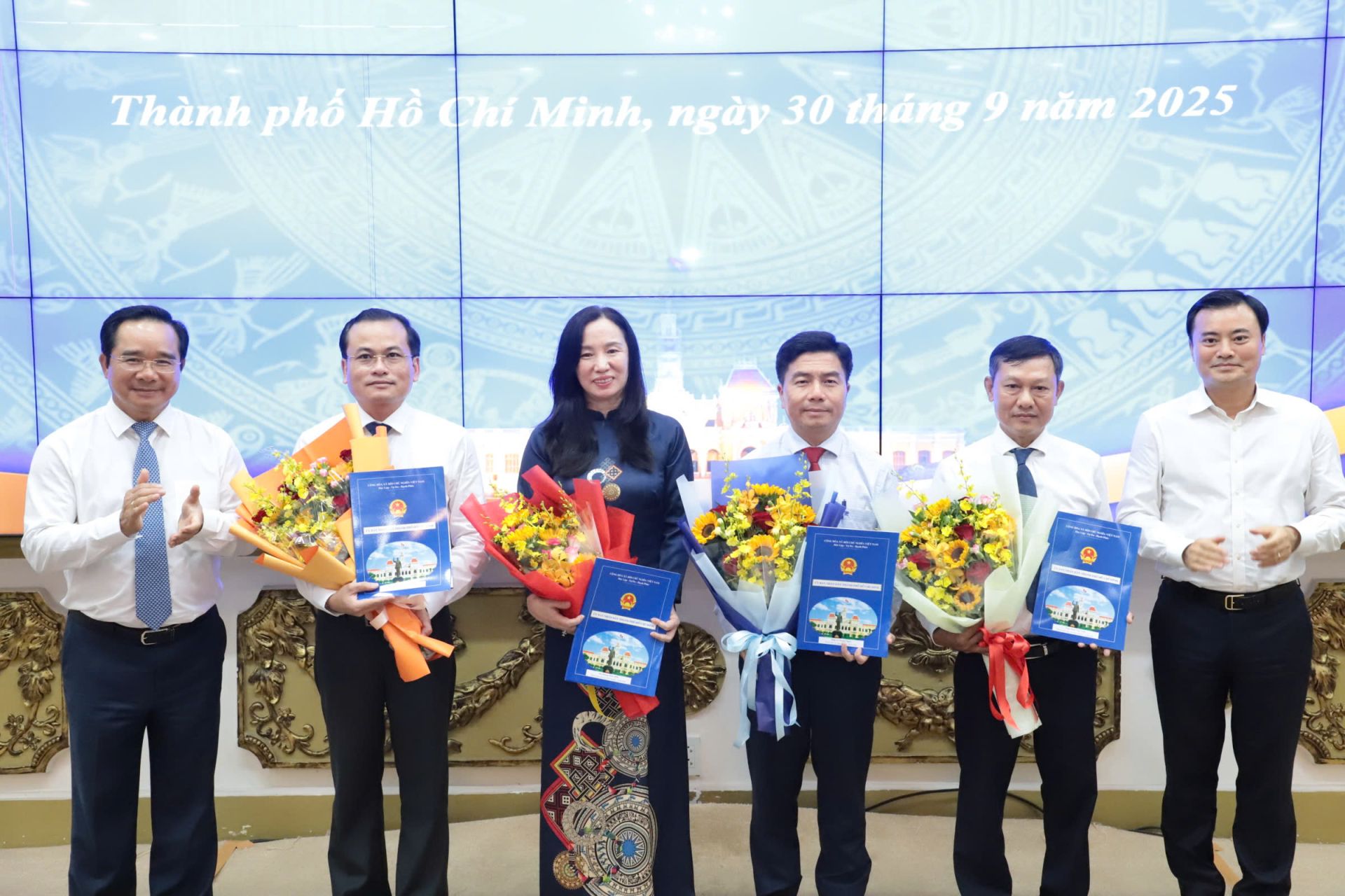 Chủ tịch UBND TP. HCM Nguyễn Văn Được và Phó Chủ tịch UBND TP. HCM Bùi Xuân Cường trao quyết định và hoa chúc mừng ông Võ Hoàng Ngân, Giám đốc Sở Quy hoạch - Kiến trúc và các Phó Giám đốc