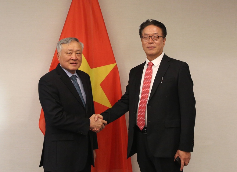 Phó Thủ tướng Thường trực Nguyễn Hòa Bình gặp ông MyongHo Rhee, Chủ tịch Trung tâm Tài chính Busan - Ảnh: VGP/Nguyễn Hoàng