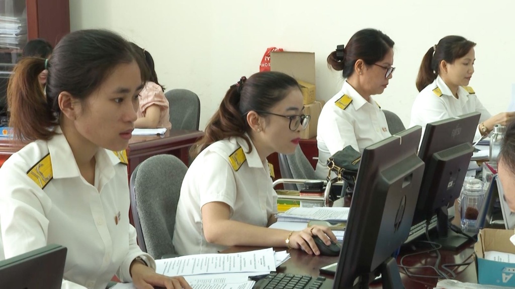 Hoạt động nghiệp vụ của công chức Thuế tỉnh Quảng Ngãi. Ảnh: TL